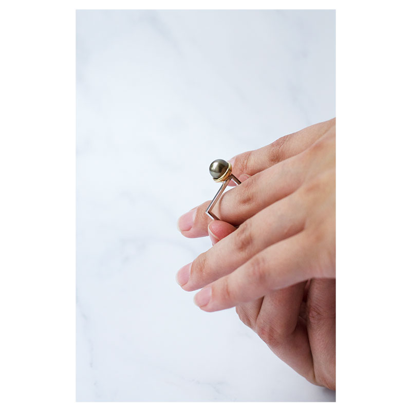 'Pilnatis' gold ring with pearl