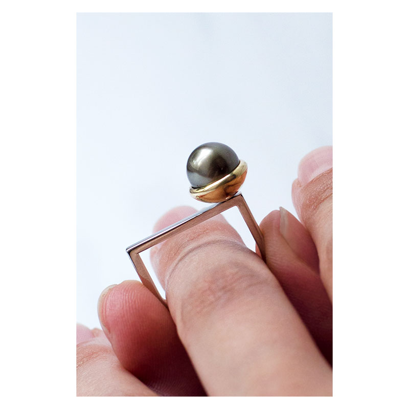 'Pilnatis' gold ring with pearl