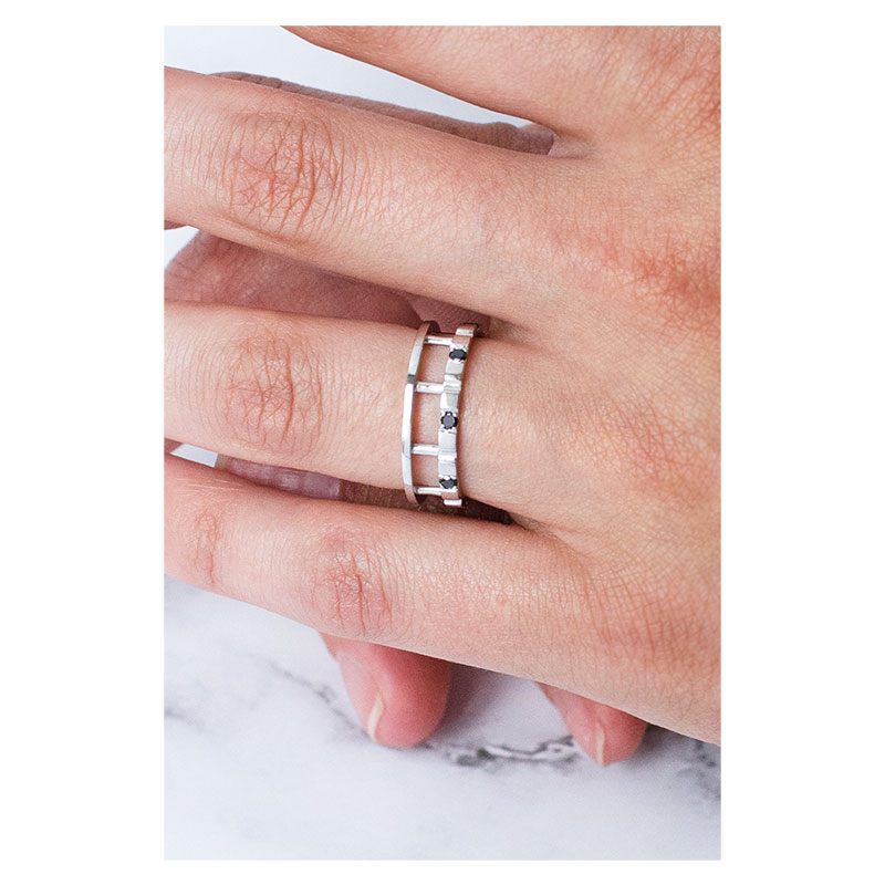 'Tyrai' white gold ring with black diamonds