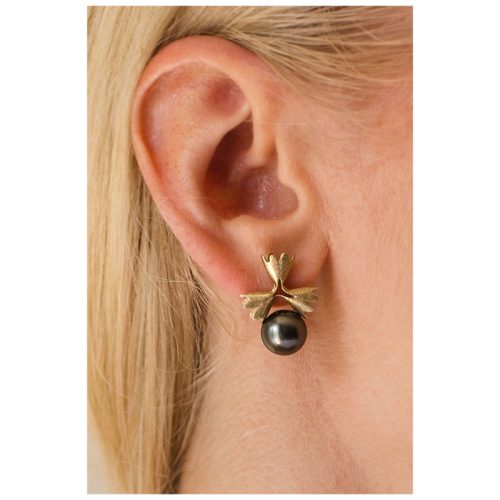 'Sutema I' yellow gold earrings with dark pearls